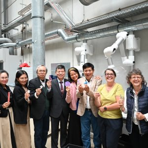 Studienreise für vietnamesische Projektbeteiligte zum Thema NORM-Management in Deutschland. Besuch an der Hochschule Magdeburg-Stendal und Besichtigung der Labore. September 2024. Bild: Prof. Dr. Petra Schneider